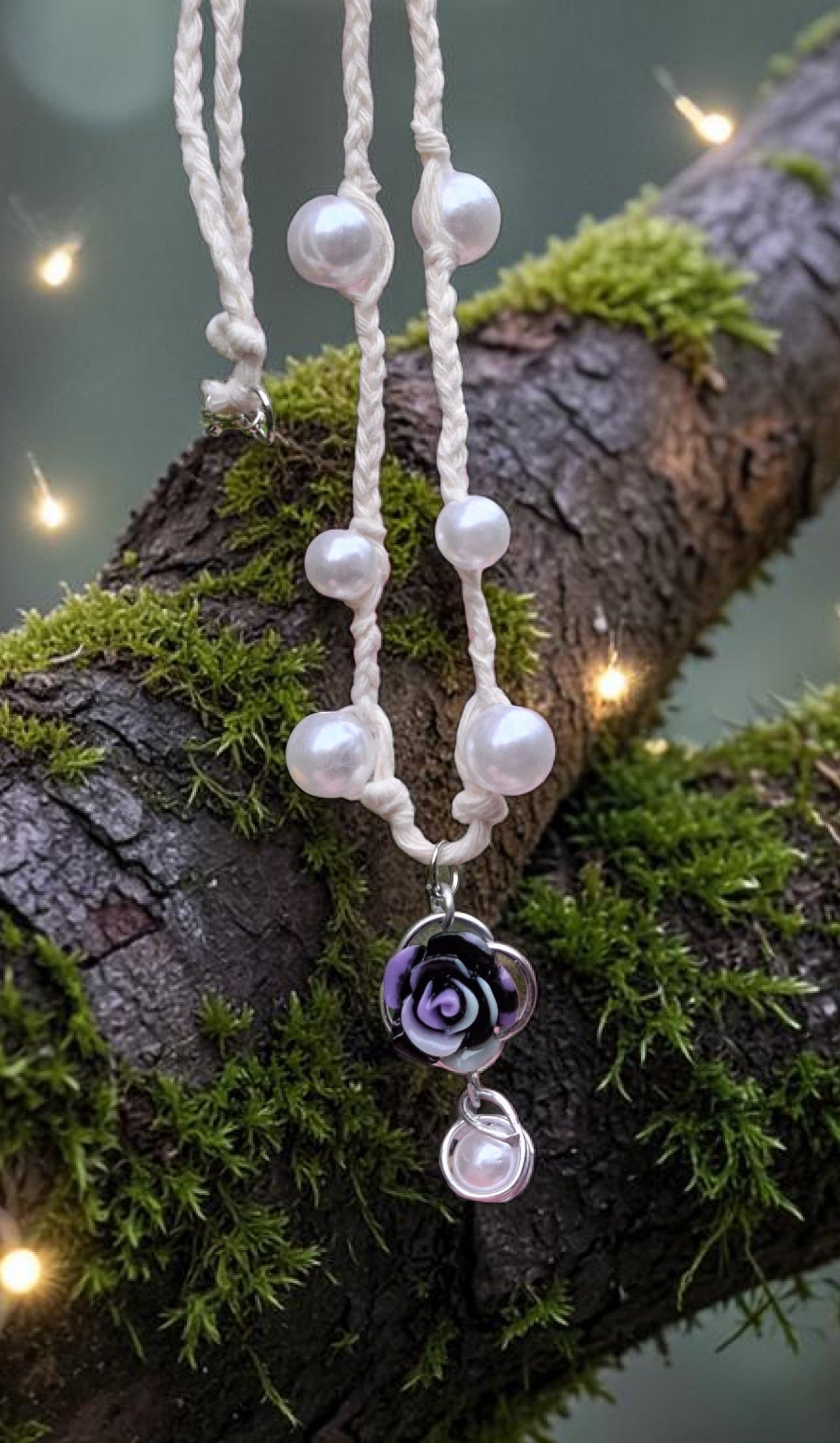 Collier tressé artisanal perles blanches fleurs noires et mauves – bijou féminin Québec