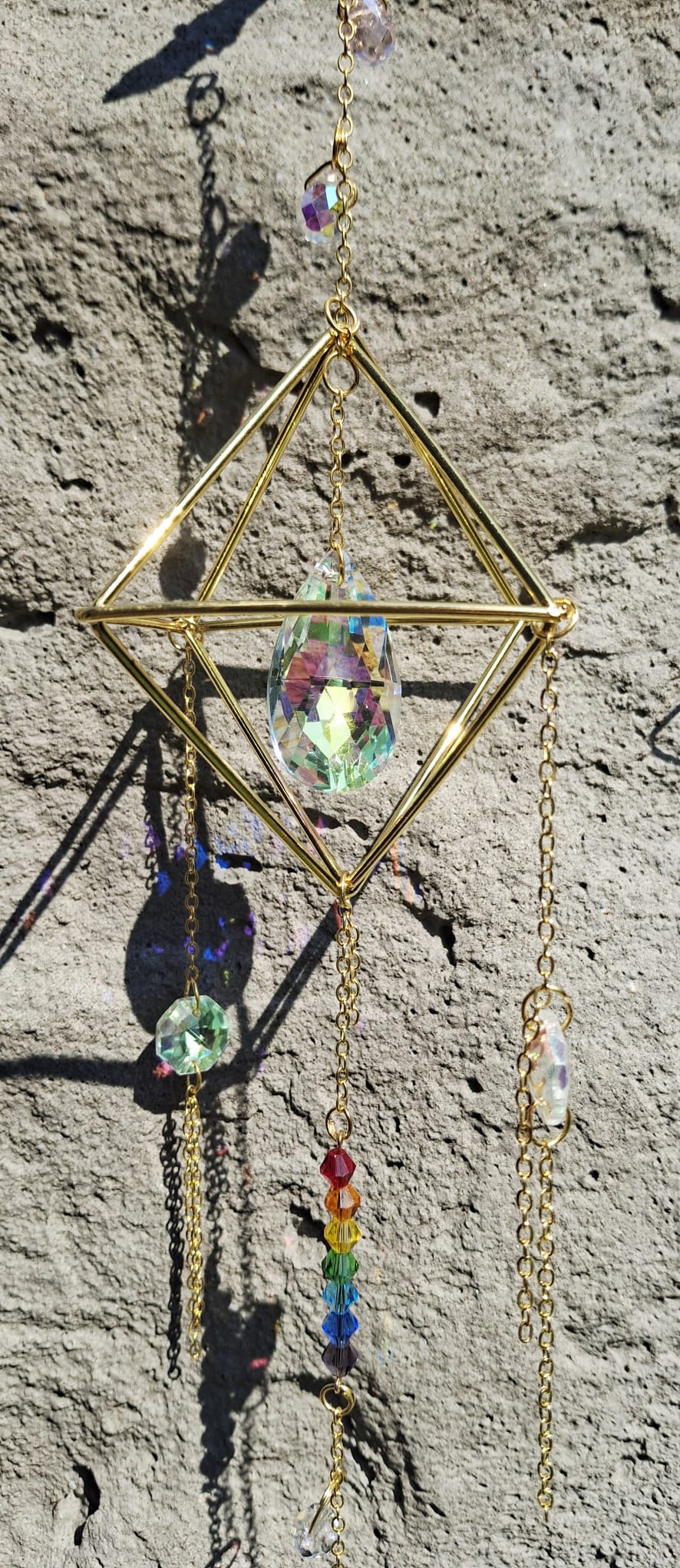 Attrape-soleil / Suncatcher zen – Sphère triangulaire & cristaux multicolores | Fait main Québec