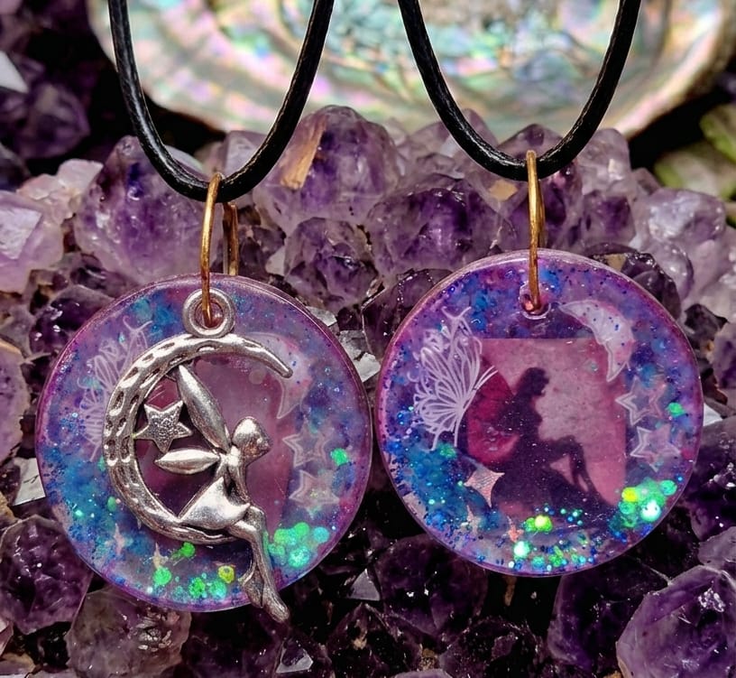 Collier Pendentif Fée en Résine – Fait Main