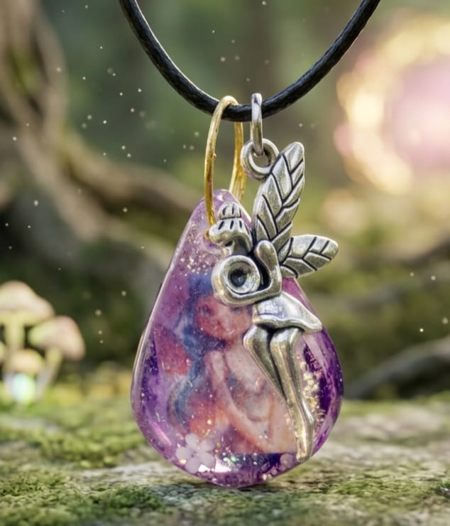 Collier Pendentif Goutte Fée en Résine – Fait Main