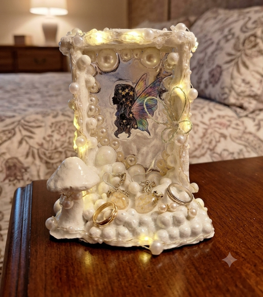 Veilleuse artisanale en plâtre et résine – Fée, champignon et papillon lumineux