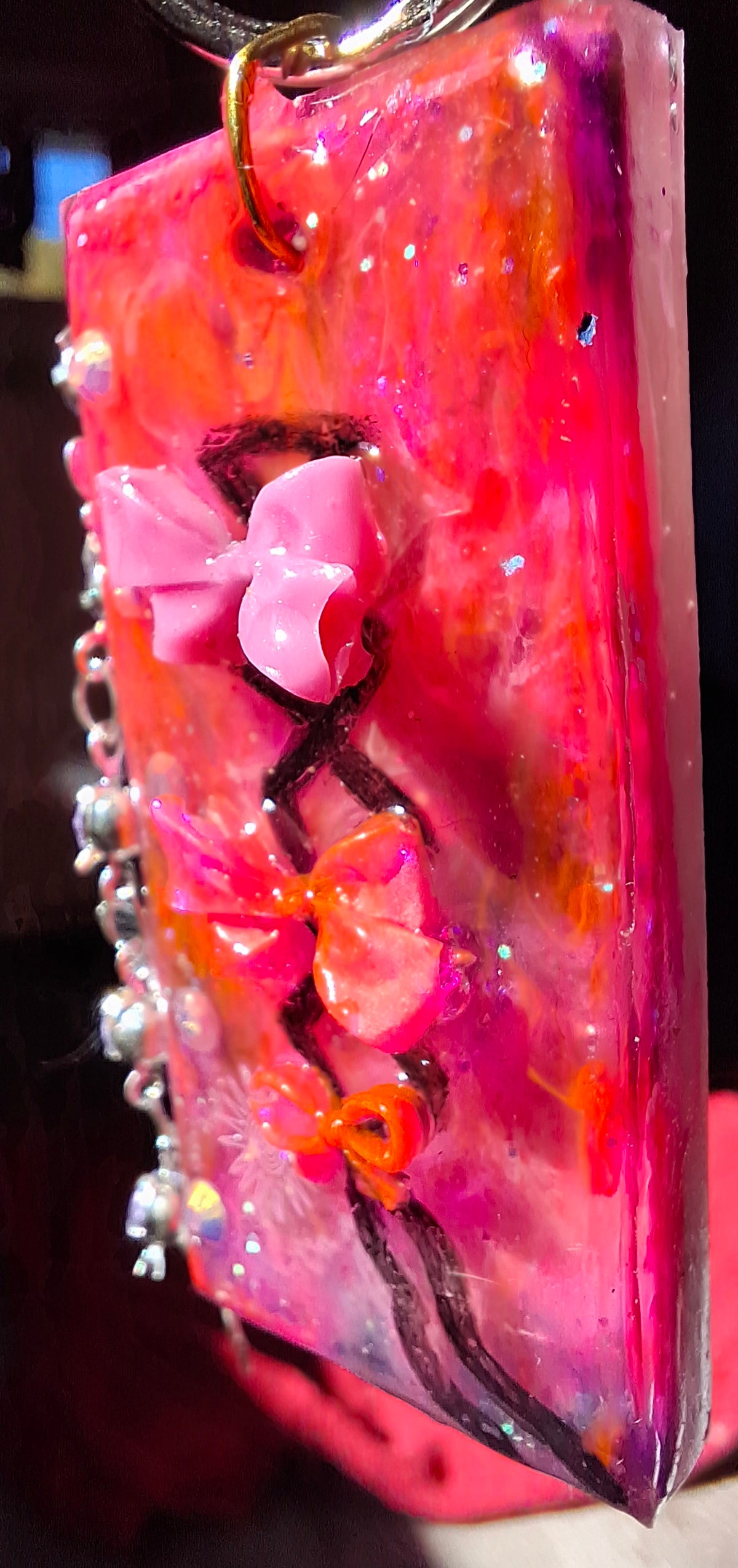 Porte-clef en résine artisanal – Rose vif & breloque papillon | 3 boucles fait main Québec