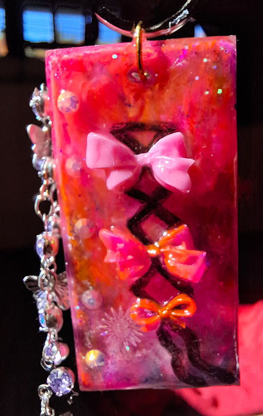 Porte-clef en résine artisanal – Rose vif & breloque papillon | 3 boucles fait main Québec