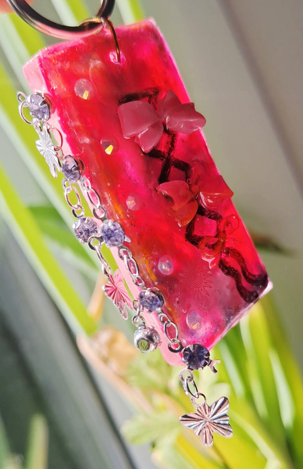Porte-clef en résine artisanal – Rose vif & breloque papillon | 3 boucles fait main Québec