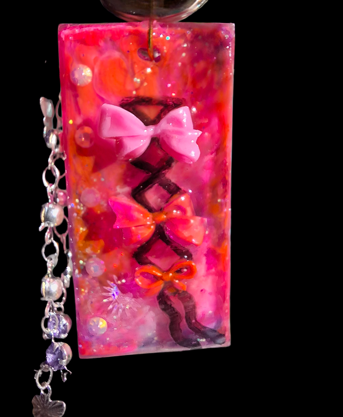 Porte-clef en résine artisanal – Rose vif & breloque papillon | 3 boucles fait main Québec