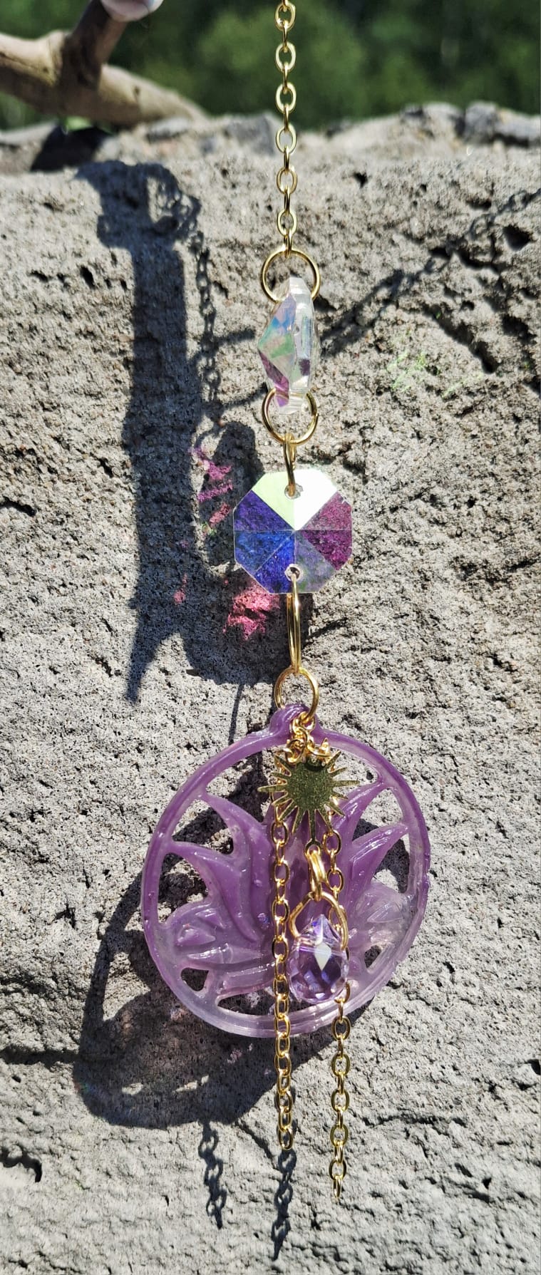 Attrape-soleil / Suncatcher – Fleur de lotus & 2 cristaux | Voiture, sac, déco fait main Québec