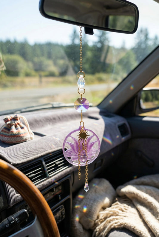 Attrape-soleil / Suncatcher – Fleur de lotus & 2 cristaux | Voiture, sac, déco fait main Québec