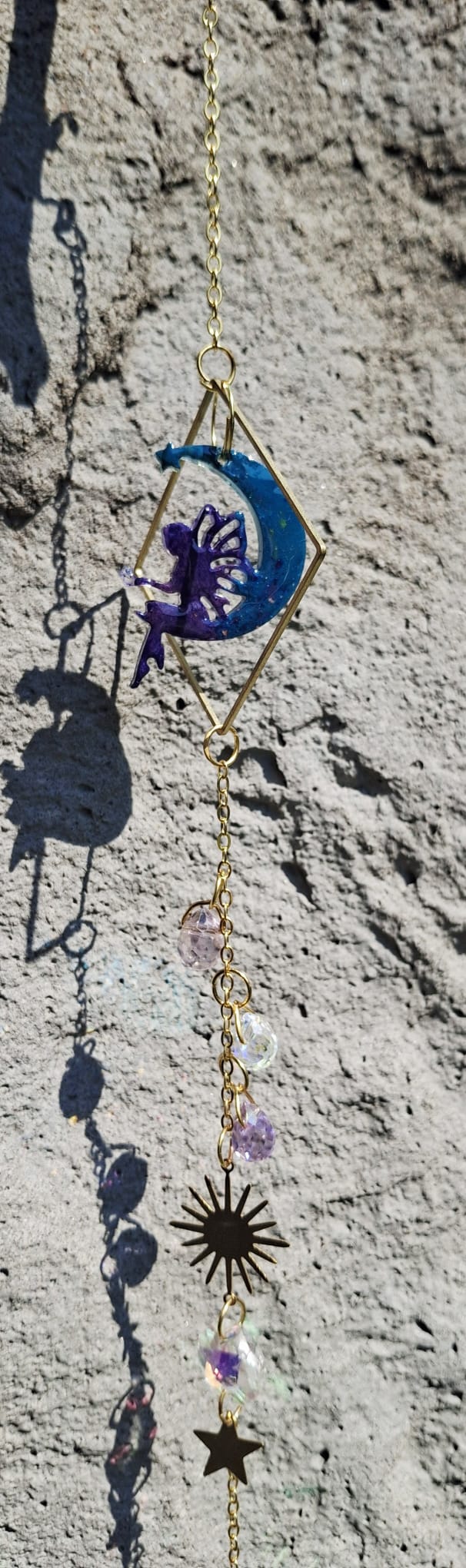 Attrape-soleil en résine artisanal – Fée & lune bleue avec chaînette et cristaux | Fait main Québec