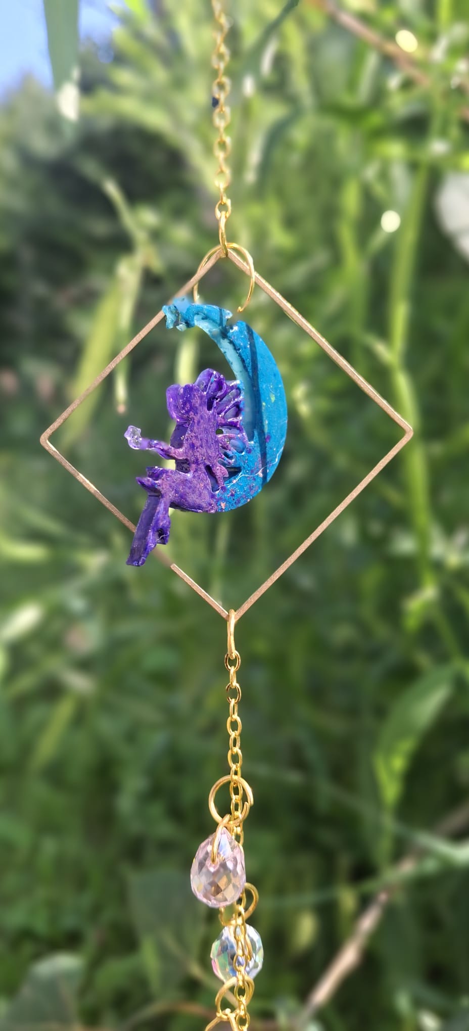 Attrape-soleil en résine artisanal – Fée & lune bleue avec chaînette et cristaux | Fait main Québec