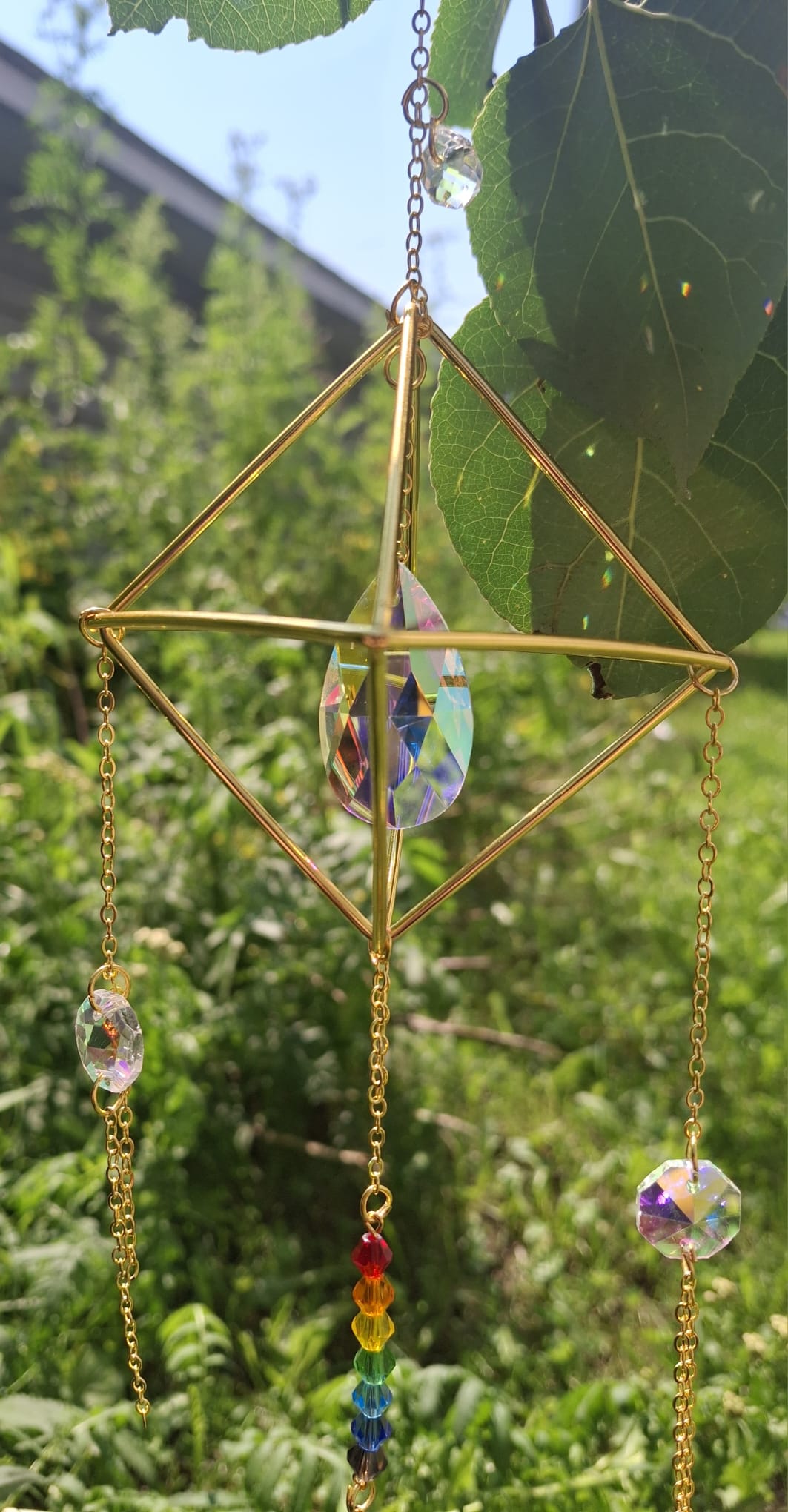 Attrape-soleil / Suncatcher zen – Sphère triangulaire & cristaux multicolores | Fait main Québec