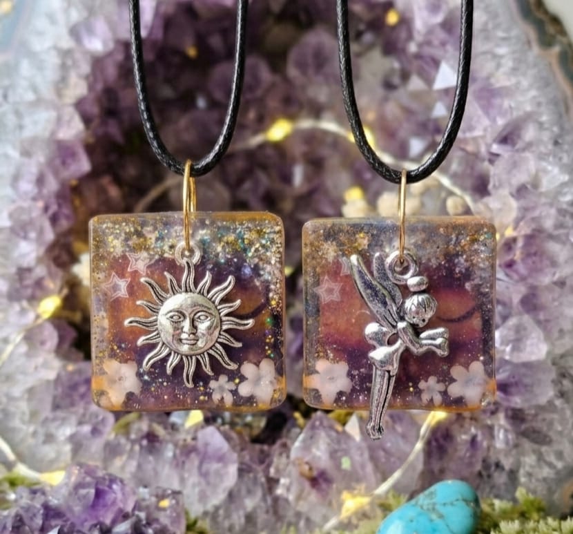 Pendentif Carré Fée en Résine Orange – Fait Main