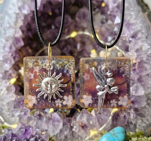 Pendentif Carré Fée en Résine Orange – Fait Main