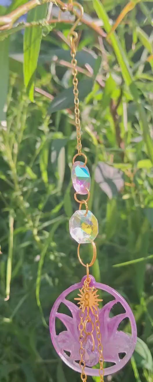 Attrape-soleil / Suncatcher – Fleur de lotus & 2 cristaux | Voiture, sac, déco fait main Québec