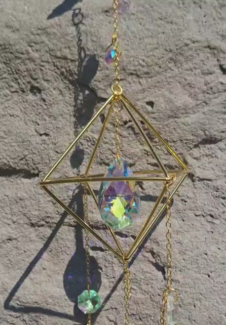 Attrape-soleil / Suncatcher zen – Sphère triangulaire & cristaux multicolores | Fait main Québec