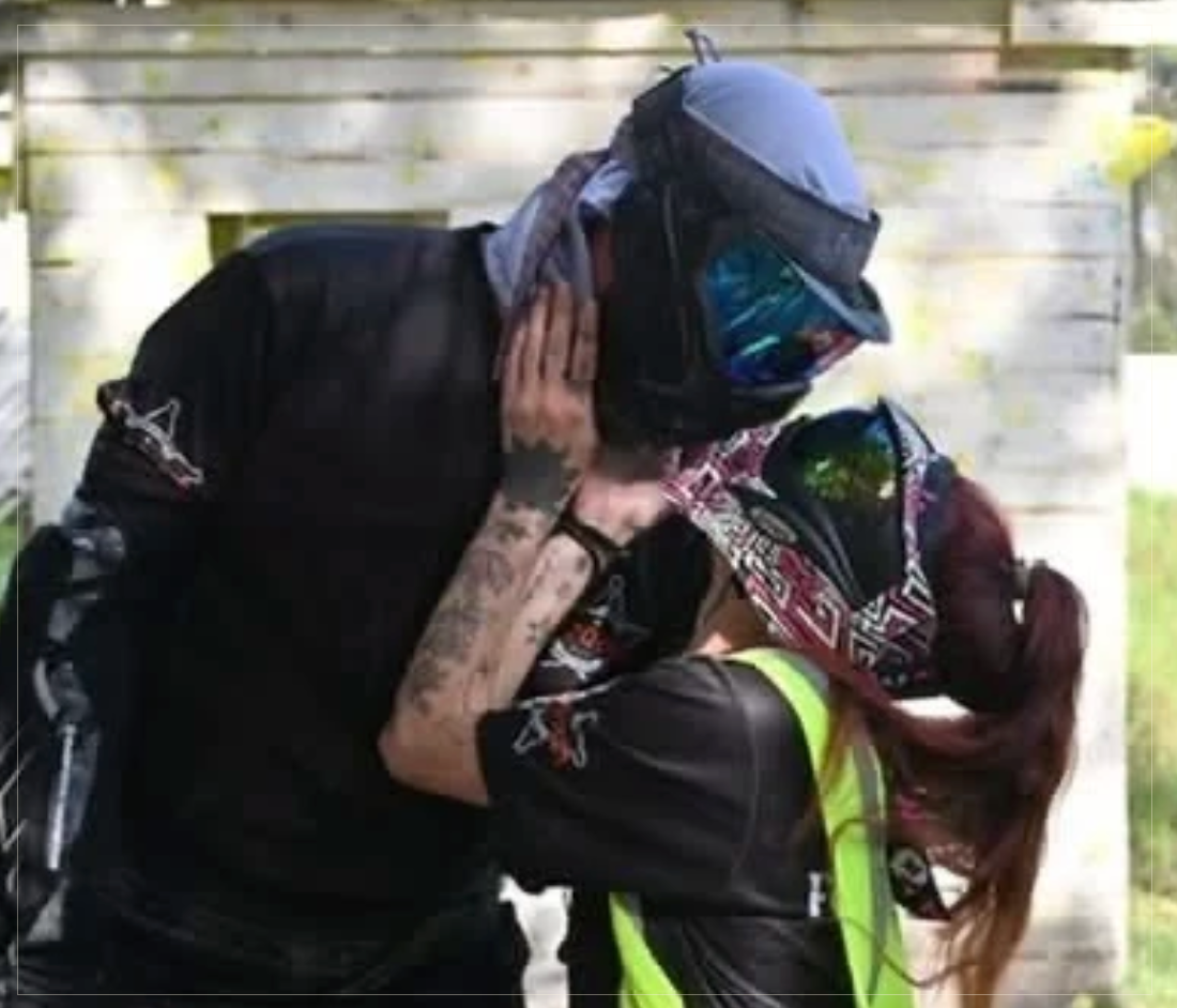 Mary et son mari en tenue de paintball au Fort Ouest